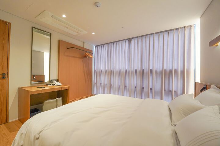 Room 17 of 76