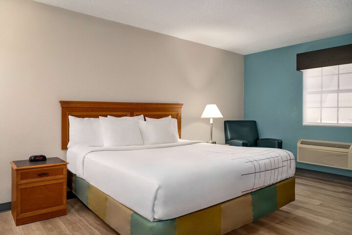 1 King Bed Accessible (16 of 23)