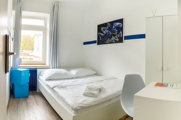 Room 32 of 68