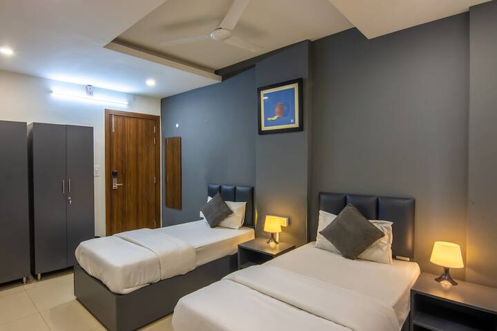 Room 5 of 9
