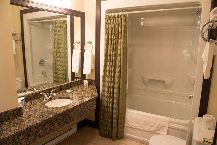 Room 32 of 60