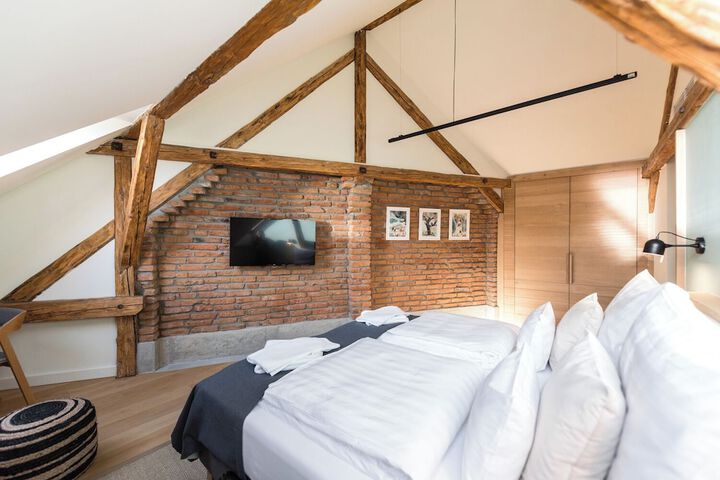 Room 4 of 17
