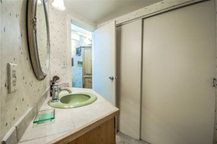 Room 5 of 32