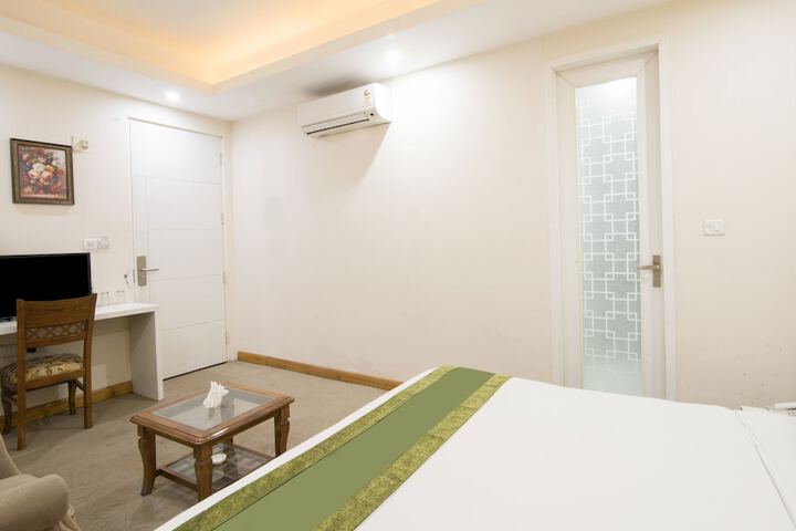 Room 9 of 32