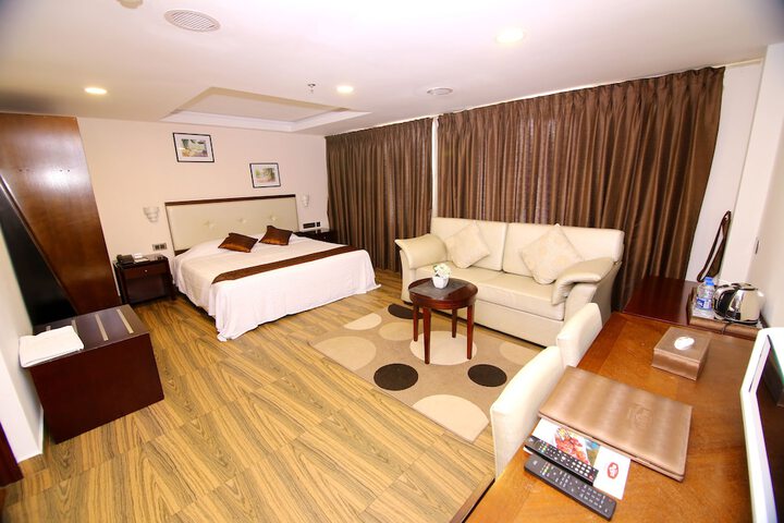 Room 12 of 82