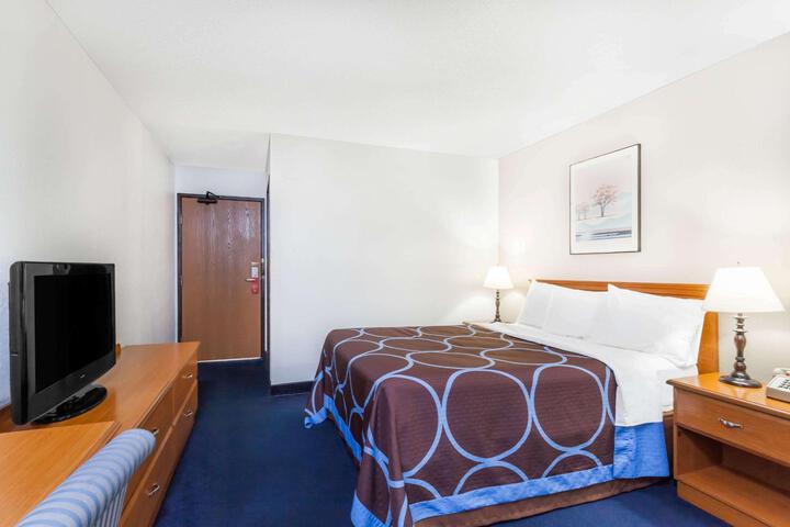 1 Queen Bed (14 of 16)