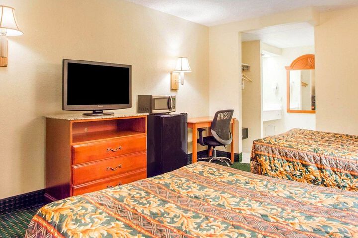 2 Double Beds (10 of 12)