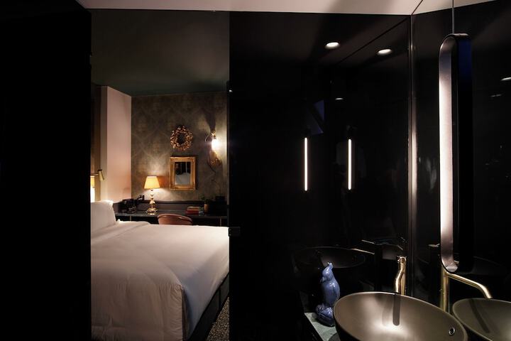 Room 27 of 46
