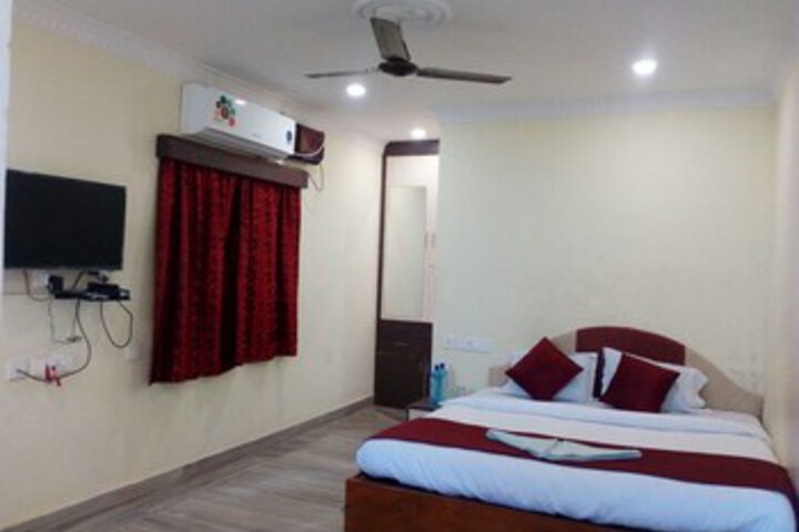 Room 11 of 14