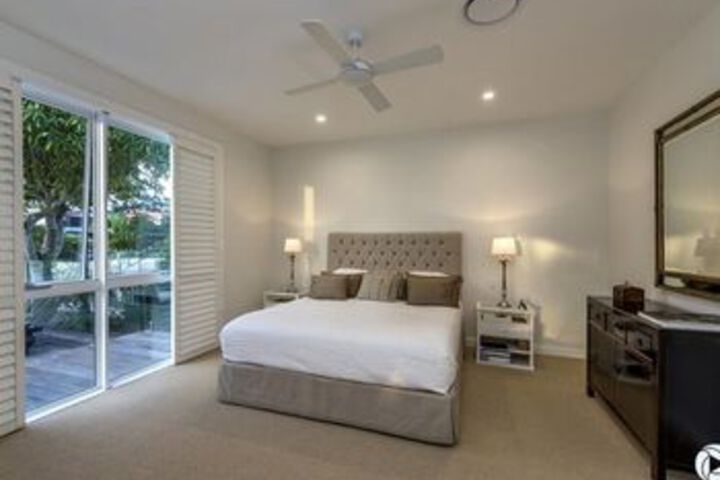 Room 2 of 10