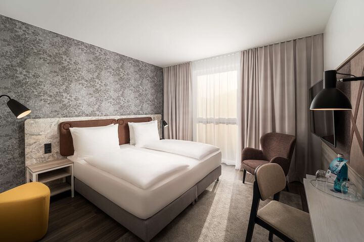 Room 8 of 16
