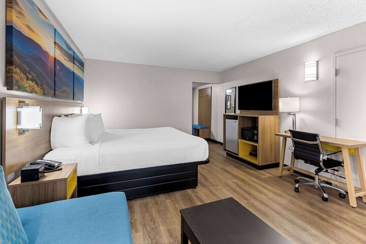 1 King Bed (1 of 10)