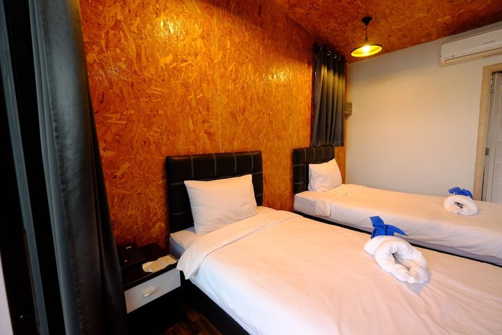 Room 6 of 28