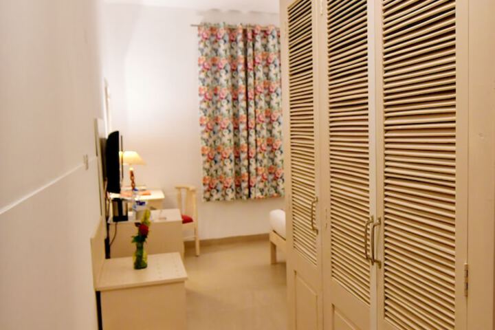 Room 3 of 44