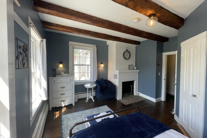 Room 4 of 43