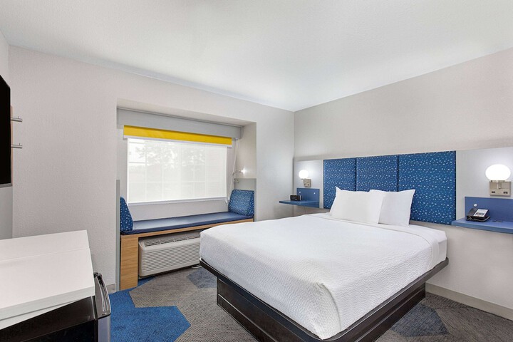 1 Queen Bed (17 of 19)