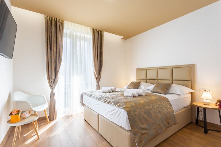 Room 3 of 33