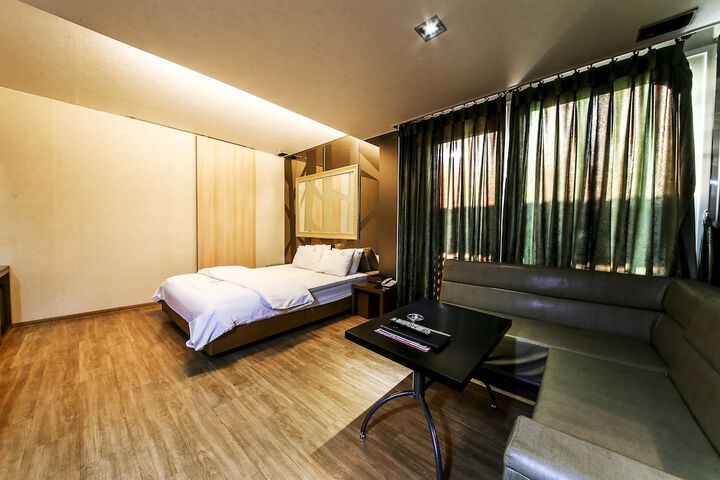 Room 10 of 95