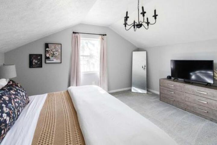 Ohio Wine Country Home sleeps 8 in Geneva, OH