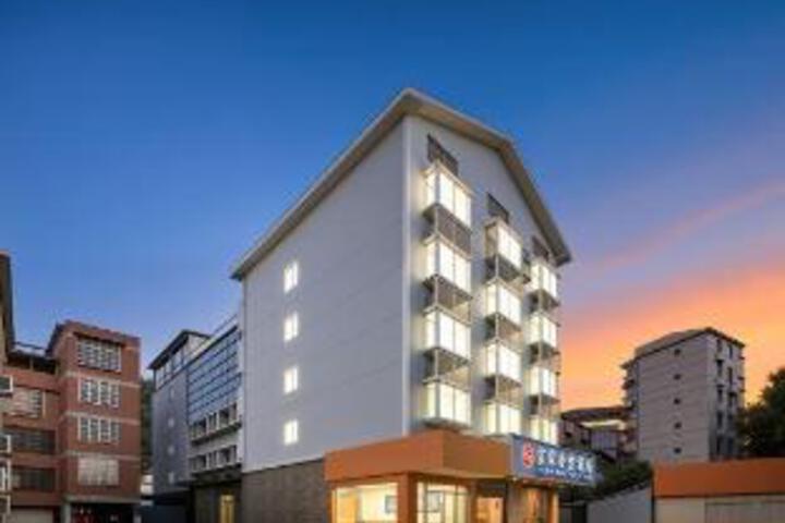 Yijia Baiyun Hotel