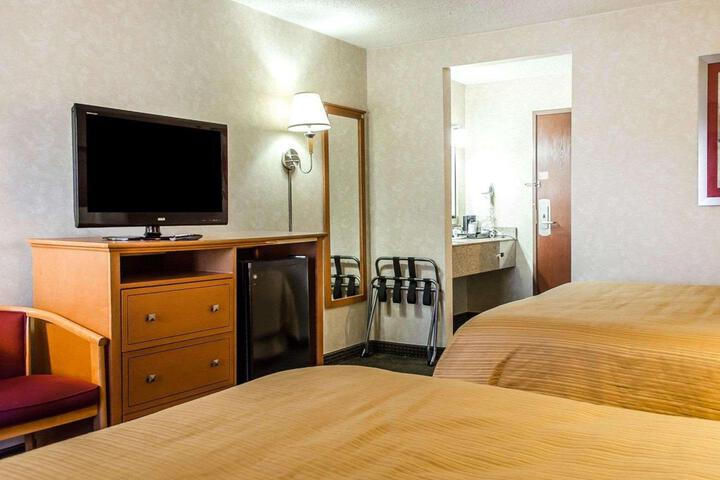 2 Queen Beds (5 of 10)