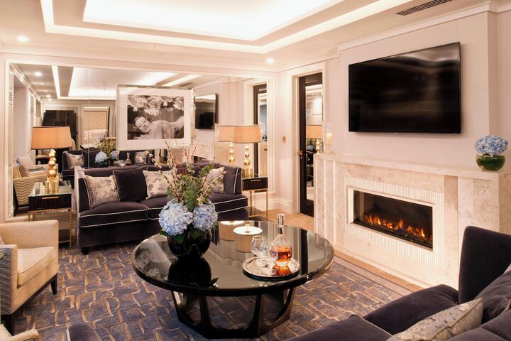 Lounge 47 of 60