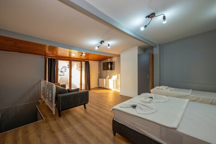 Room 32 of 81