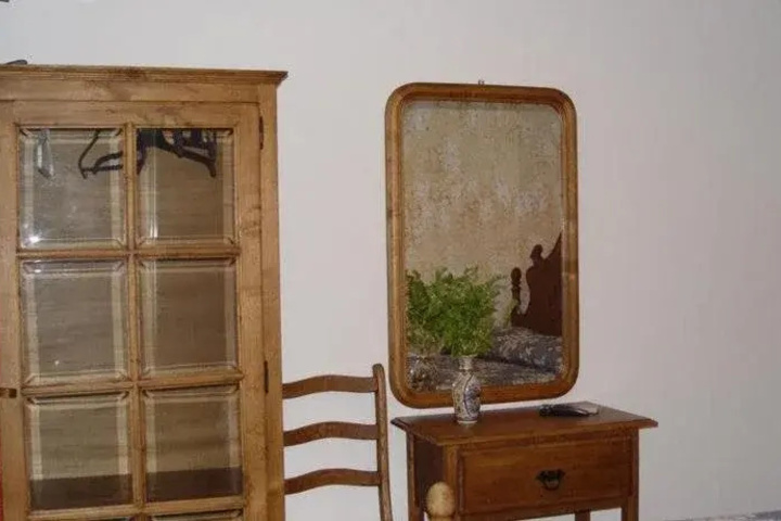 Room 6 of 12