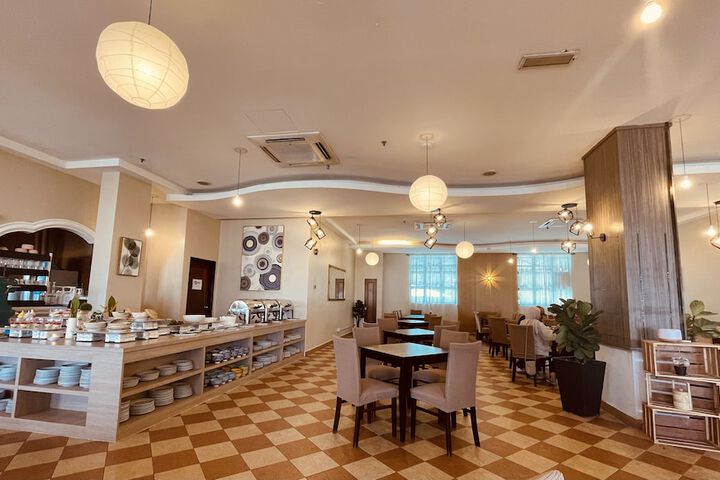Dining 11 of 19