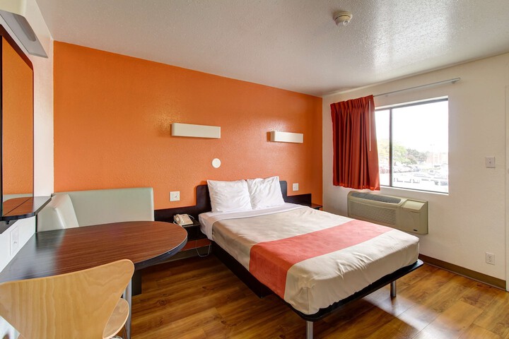 1 Queen Bed (5 of 6)