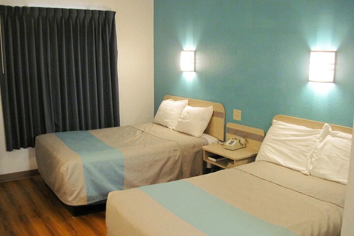 2 Double Beds (4 of 6)