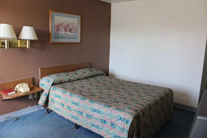 1 Queen Bed (2 of 4)