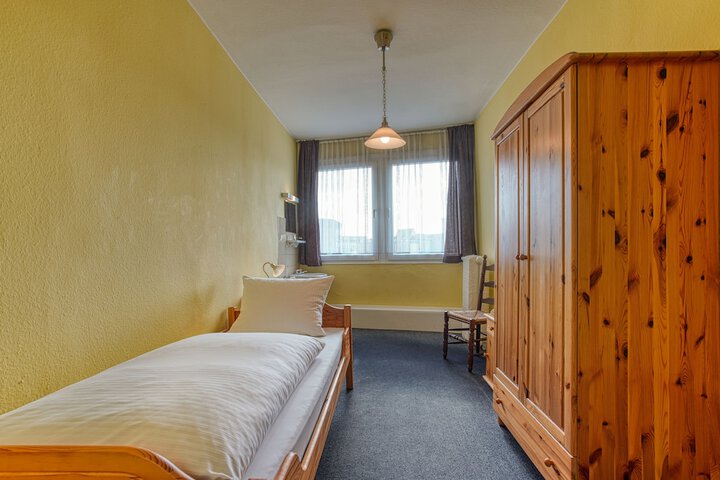 Room 6 of 34