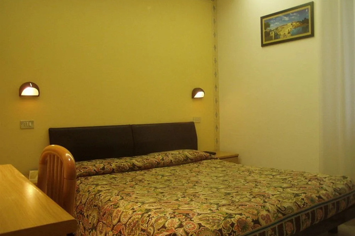 Room 5 of 13