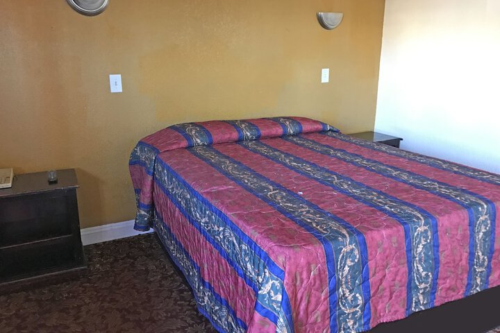 1 Queen Bed (6 of 14)