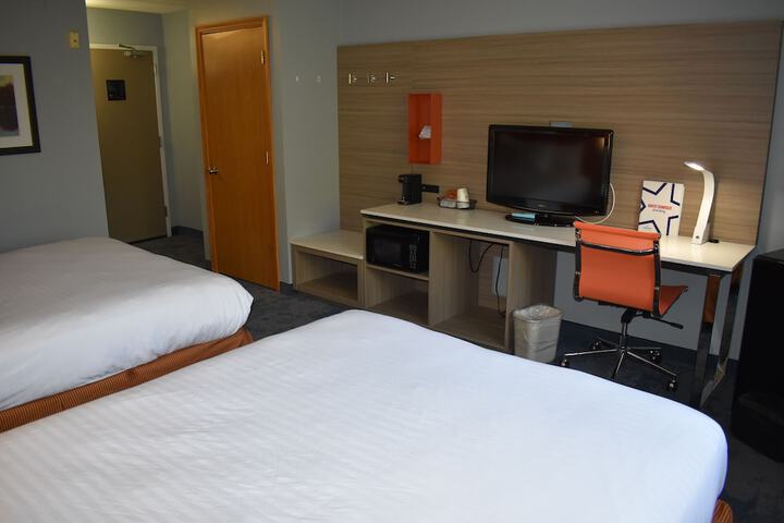2 Queen Beds (1 of 31)