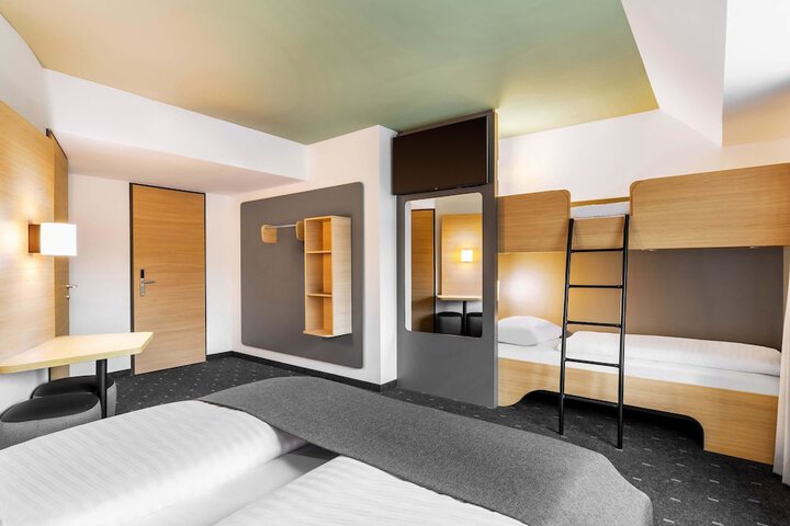 Room 4 of 33
