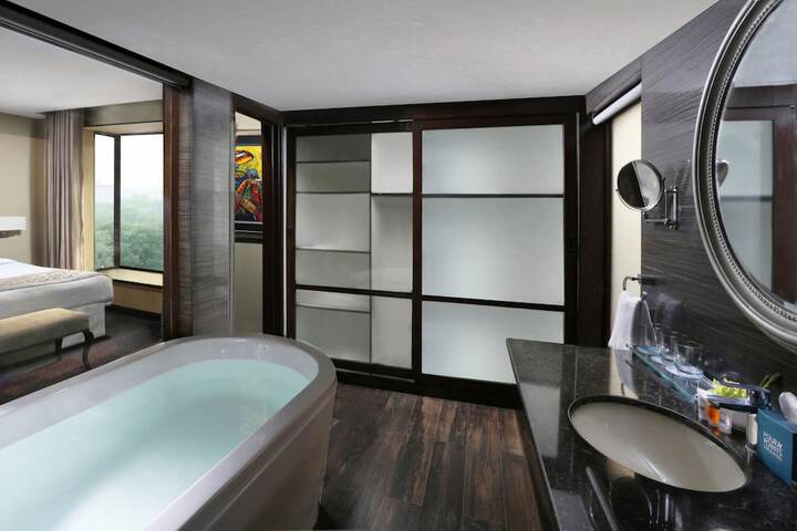Room 17 of 38