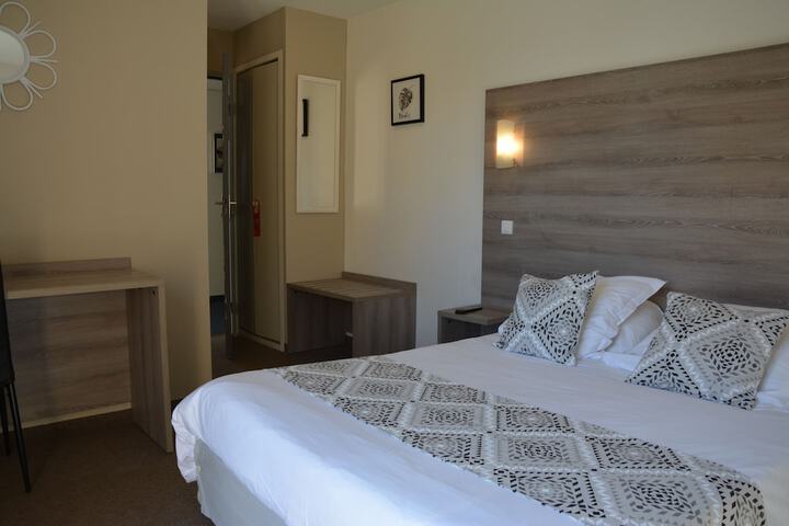 Room 10 of 32
