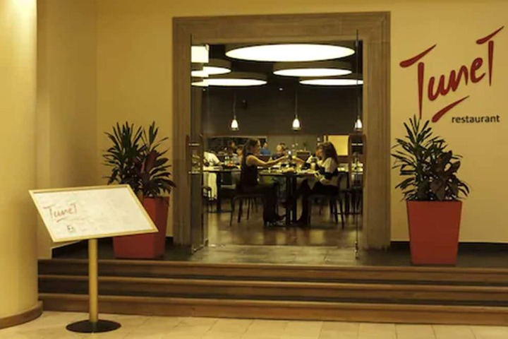 Dining 25 of 44