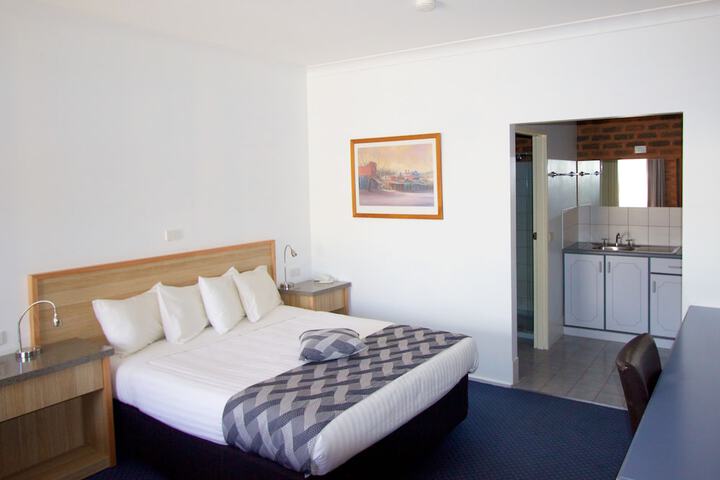 Room 9 of 28