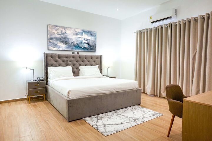 Room 6 of 18