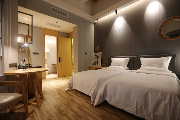 Room 13 of 16