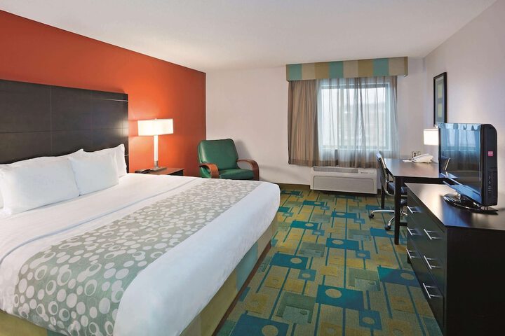 1 King Bed (4 of 17)