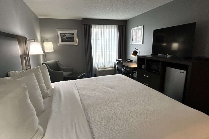 1 King Bed Microwave and Refrigerator WiFi Full Breakfast (4 of 14)