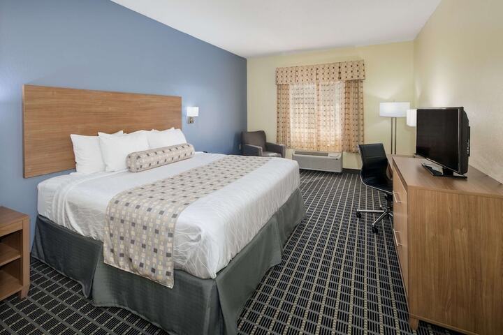1 King Bed (10 of 10)