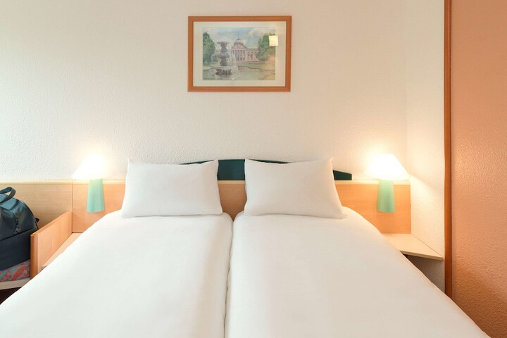Room 4 of 63