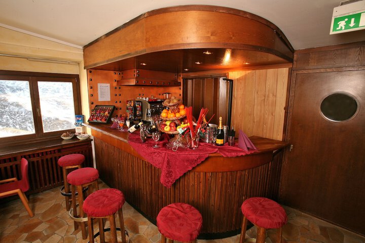 Lounge 34 of 44