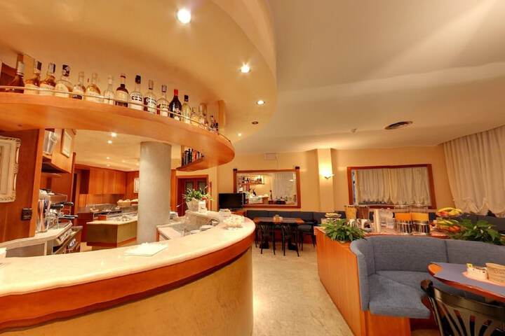 Lounge 13 of 16