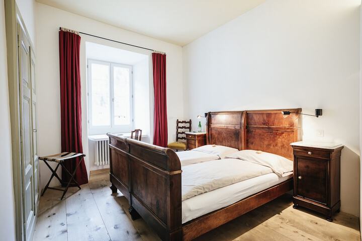 Room 2 of 28